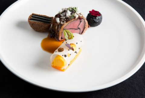 Cervo al Ginepro Tostato, Millefoglie di Topinambour e Tartufo, Salsa all’Aceto di Barolo – Chef Marco Acquaroli