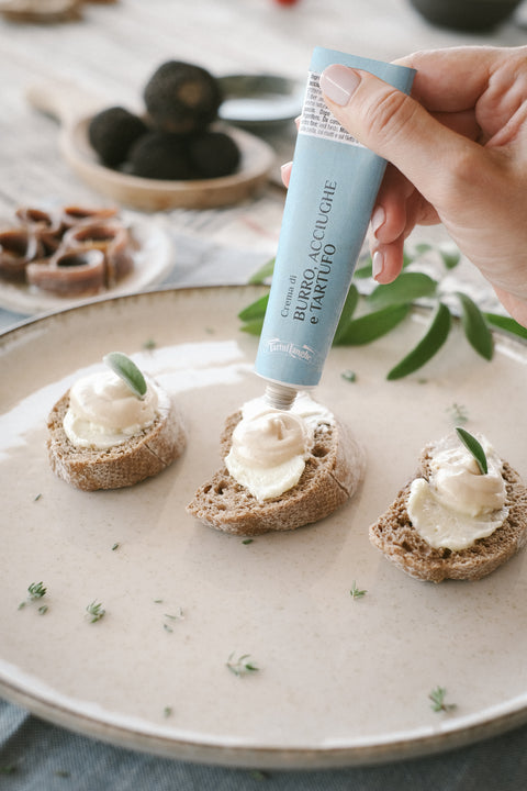Spread di crema di burro, acciughe e tartufo estivo per crostini e aperitivi