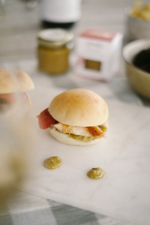 Mini Hamburger di Pollo con Pomodorini Confit e Pesto di Pistacchio e Tartufo