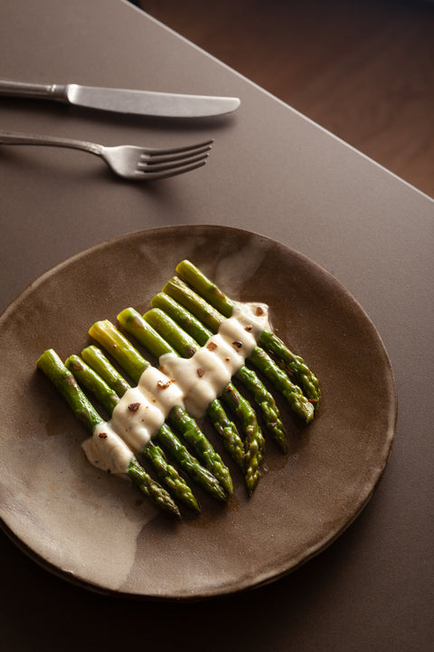 Piatto di Asparagi come crema al Tartufo Bianco
