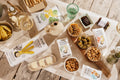 Tavola da aperitivo con patatine, grissini, frutta secca, olive, formaggi e snack Tartuflanghe al tartufo.