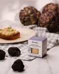 Confezione Salsa Carciofi e Tartufo con in primo piano tre tartufi neri estivi   e sullo sfondo tre carciofi e una bruschetta con salsa carciofi e tartufo