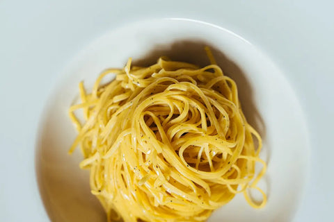 Tagliolino all'Uovo Tartuflanghe con tartufo estivo in piatto bianco