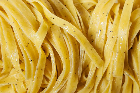 Texture della Tagliatella all'uovo con puntini di Tartufo estivo nella trama della pasta.