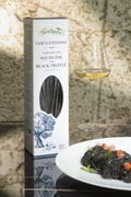 Piatto di Tartufissima Tagliatella al Nero di Seppia con Tartufo nero pregiato con gamberi, calice di vino bianco e confezione della pasta 