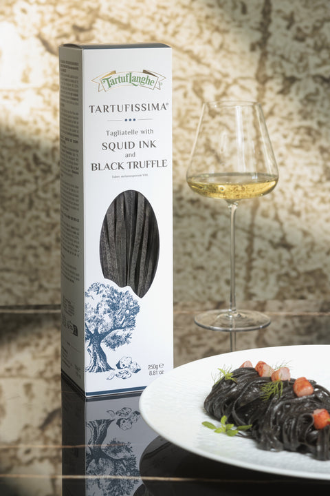 Piatto di Tartufissima Tagliatella al Nero di Seppia con Tartufo nero pregiato con gamberi, calice di vino bianco e confezione della pasta 